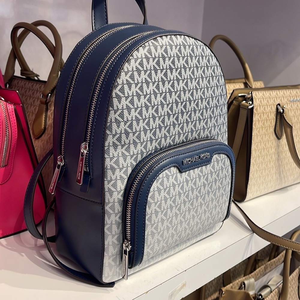Michael Kors Jaycee Medium Ombré Signature Logo Backpack
Navy
NWT - Picture 7 of 13